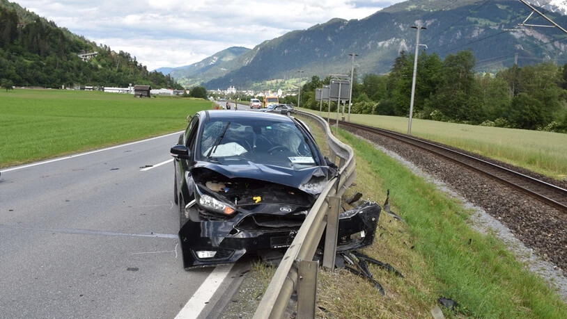 Nach dem Unfall: Das Auto landete total beschädigt in der Leitplanke.