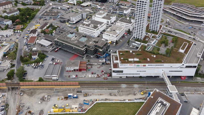 Blick auf Chur West mit den zwei weissen Hochhäusern mitsamt Einkaufszentrum – das dritte Hochhaus ist auf der links angrenzenden Parzelle geplant. 