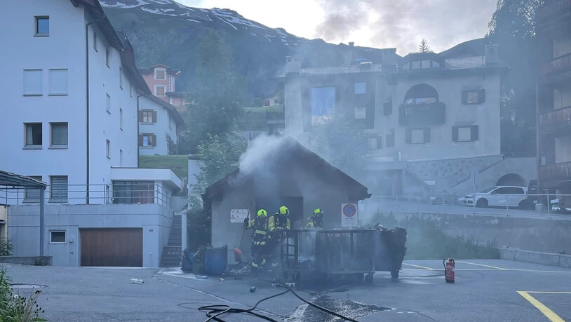 Falsch entsorgt: Ein Kehrichthaus in Samedan fing am Montagabend Feuer. 