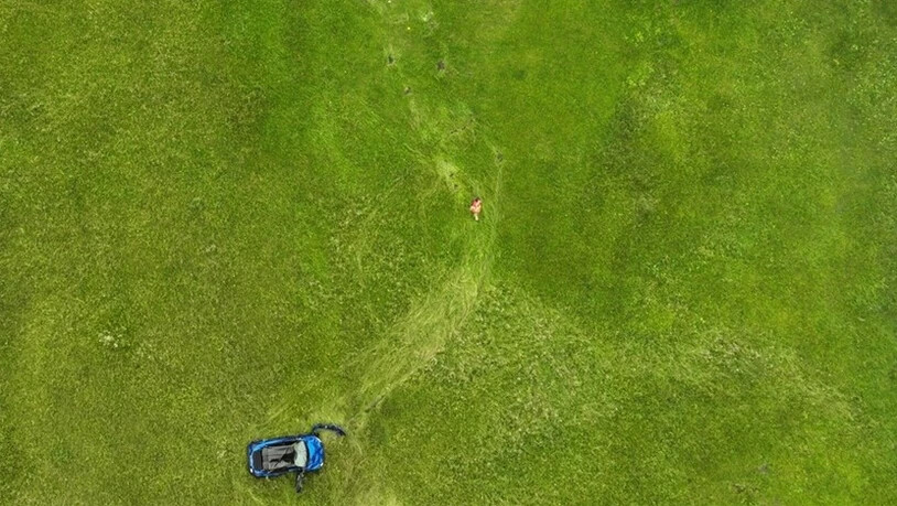 Beschädigt: Das Auto blieb auf einem flacheren Stück des Abhangs stehen.