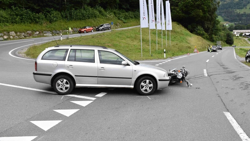Kollision: Der Autofahrer kam von Obersaxen und war in Richtung Ilanz unterwegs, während der Töfffahrer in Richtung Cumbel fuhr.