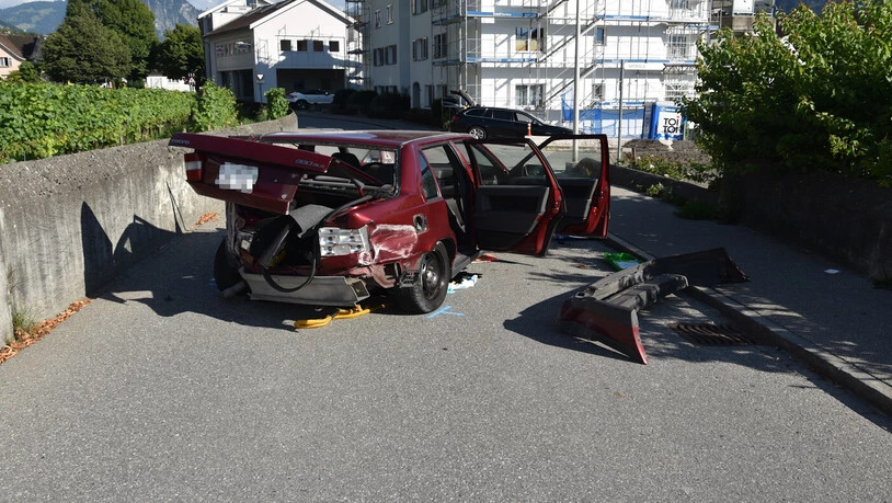 Unfall: Ein 81-jähriger Mann prallte mit seinem Auto mehrmals gegen eine Steinmauer.