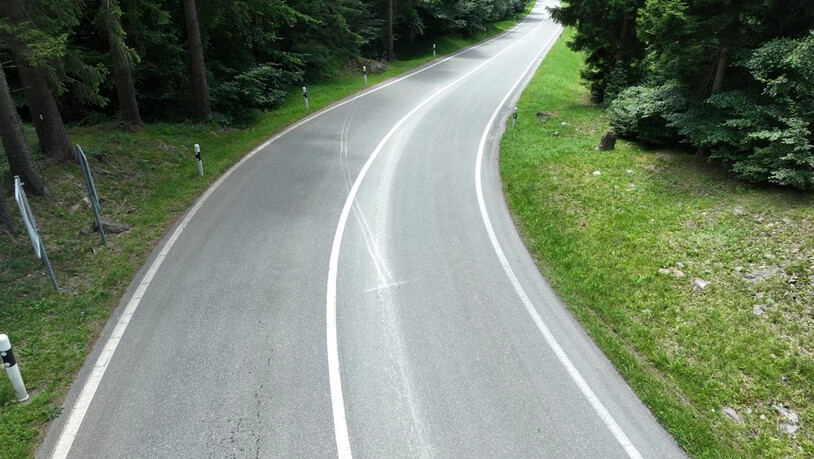 Unfallort: Der Töfffahrer kam auf der Fahrt von St. Luzisteig in Richtung Maienfeld in einer Rechtskurve von der Strasse ab. 