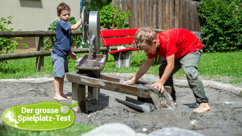Dea und sein Freund: Rasch finden sie auf dem Johanna-Spyri-Spielplatz ihren Lieblingsort, wo sie sich austoben können.
