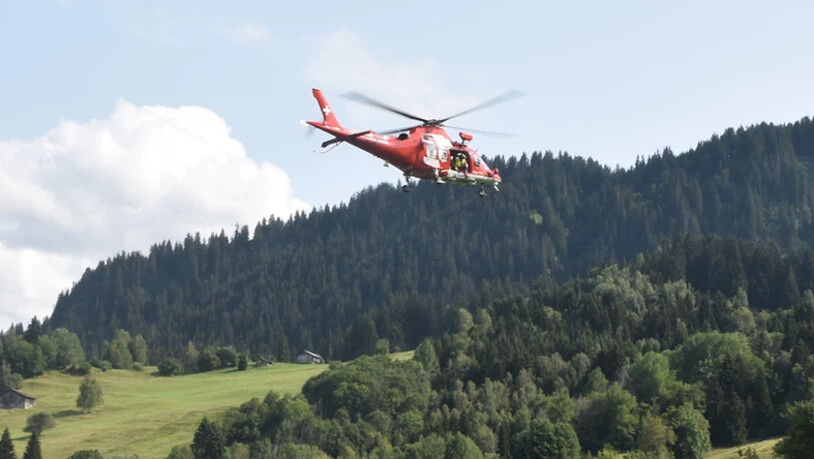 Wahrscheinlich klappte sich der Schirm zusammen: In Luven stürzt ein Gleitschirmpilot 20 Meter in die Tiefe und verletzt sich am Rücken.