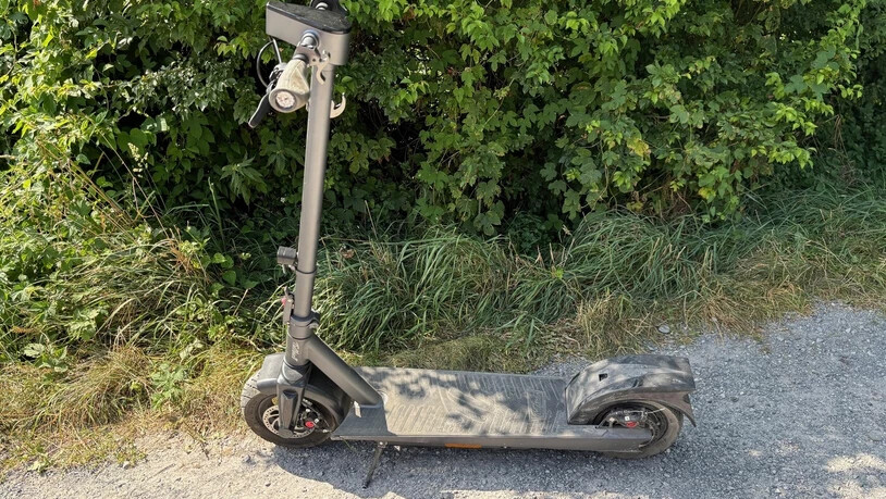 Auf diesem E-Trottinett sind in Chur zwei Personen verunfallt.