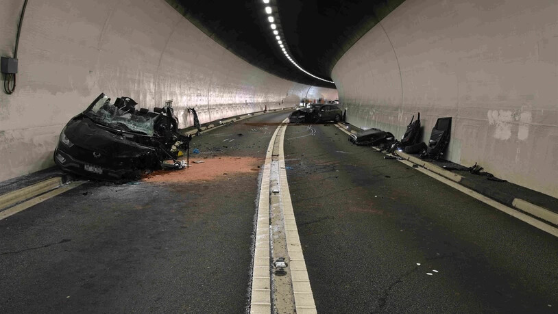 Frontal miteinander kollidiert: Der Unfall ereignete sich beim Nordportal des Viamalatunnels.