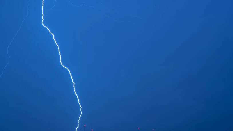 Bei einem starken Gewitter sind am Montag 21 Schafe wegen eines Blitzeinschlags getötet worden. (Archivbild)