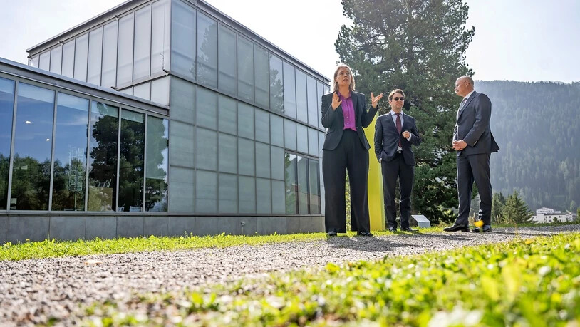 Schmieden grosse Pläne: Museumsdirektorin Katharina Beisiegel, Landammann Philipp Wilhelm und Claudio Rhyner (von links), Vizepräsident der Ernst-Ludwig-Kirchner-Stiftung, informieren in Davos über die gemeinsam aufgegleiste Erweiterung des international gut vernetzten Kirchner-Museums.