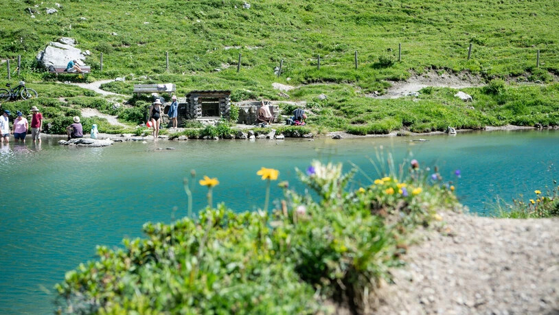 Der Sommer war in ganz Graubünden heiss: Hier kühlen sich Badegäste im Partnunsee oberhalb von St. Antönien ab.
