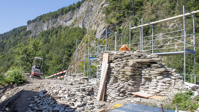 Gefährdet: An der bergseitigen Mauer lässt sich gut erkennen, dass die Steine nur lose aufeinanderliegen.