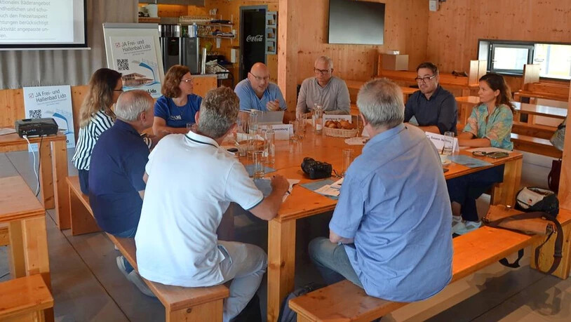 Eine etwas andere Medienkonferenz: Regula Späni, Regina Lehner, Hajo Zwanenburg, Wolfgang Klein, Ivo Reichenbach und Susann Helbling (von links) am Roundtable mit Medienvertretern – darunter einer der lautesten Hallenbadkritiker. 