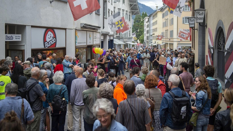 Ein Sparpaket, das mobilisierte: Mehrere Hundert Gegner und Gegnerinnen der geplanten Sparmassnahmen haben vor dem Churer Rathaus protestiert – und konnten einen Sieg verbuchen