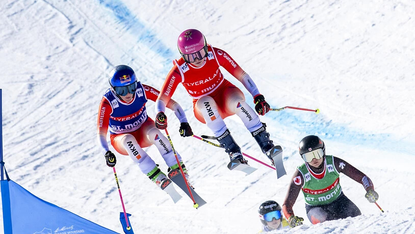 Fanny Smith im blauen Shirt ganz links im Bild nimmt auf das WM-Jahr einen Skiwechsel vor