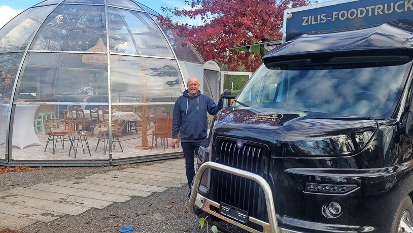 Entspannen unter der Glaskuppel: Roland Ziltener empfängt die Gäste in seinem Iglu, das Essen dazu bereitet er in seinem Foodruck zu. Entspannen unter der Glaskuppel: Roland Ziltener empfängt die Gäste in seinem Iglu, das Essen dazu bereitet er in seinem Foodruck zu.