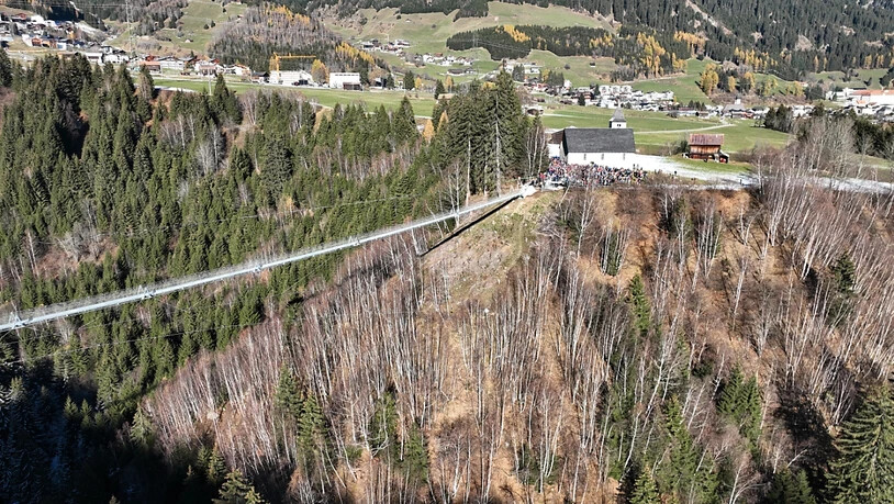 Am Samstag, 16. November 2024, wurde die Hängebrücke «La Pendenta» in Disentis/Mustér feierlich eröffnet. Mit einer Spannweite von 270 Metern ist sie neu die längste Hängebrücke Graubündens. Sie führt auf Seite Disentis/Mustér bei der Kirche Sontga Gada…