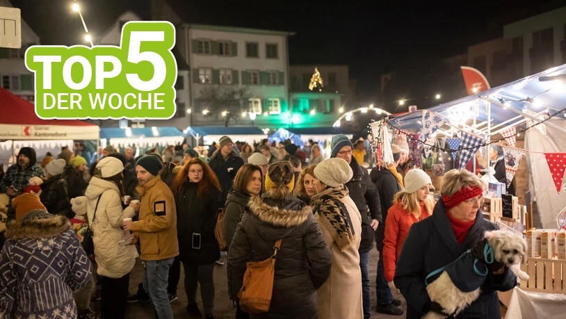Ein Lichtermeer: Im 2022 war der Weihnachtsmarkt noch auf dem Zaunplatz in Glarus. In diesem Jahr findet er im Volksgarten statt.