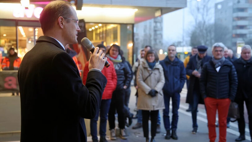 Der Direktor der Rhätischen Bahn, Renato Fasciati, begrüsst die Anwesenden in Landquart zur Feier.