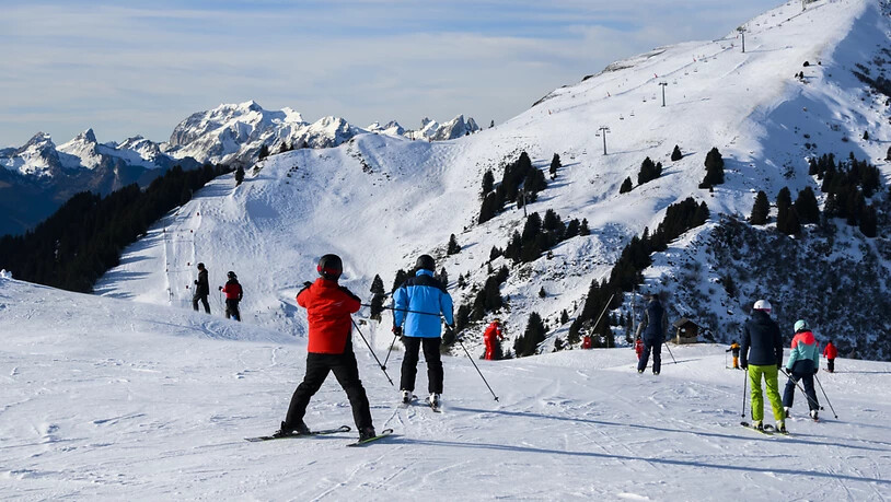 Eine Woche Skifahren in den kommenden Sportferien wird erneut teurer als im Jahr zuvor. Die Durchschnittspreise für den Pistenplausch in der ersten März-Woche 2025 sind um 6 Prozent gestiegen. (Symbolbild)