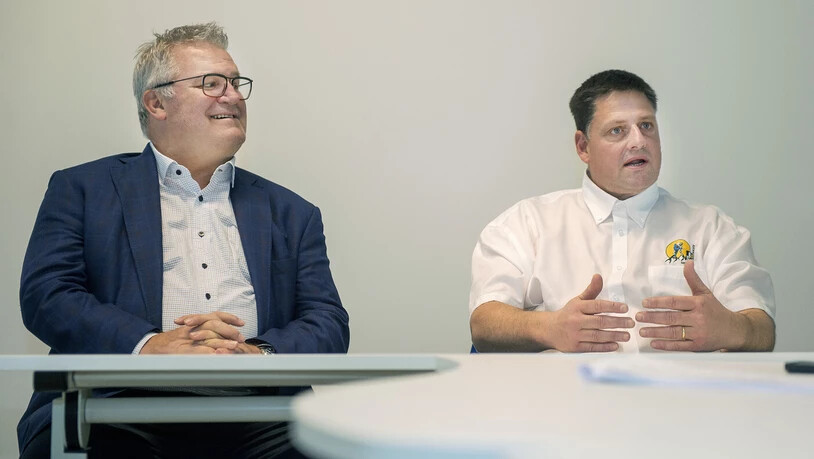 Alt und neu: Benno Patt (links) übergibt das Amt als Präsident des Bündner Schwingerverbands an seinen Nachfolger Bruno Sprecher. Alt und neu: Benno Patt (links) übergibt das Amt als Präsident des Bündner Schwingerverbands an seinen Nachfolger Bruno Sprecher.