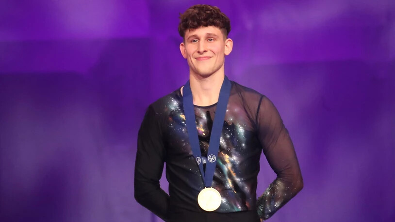 Lukas Britschgi strahlt mit der Goldmedaille