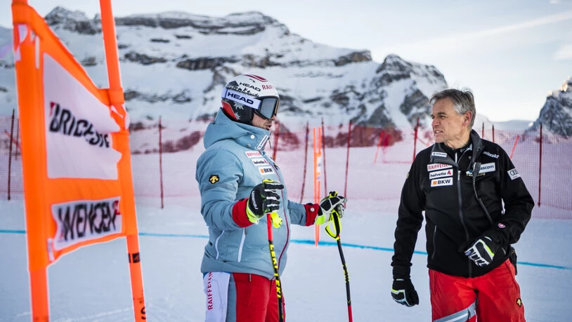 Beat Feuz (links) spricht während der Besichtigung der Lauberhorn-Abfahrt im Januar 2019 mit Trainer Franz Heinzer