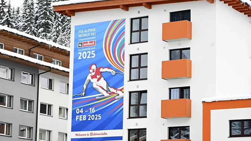 Ein grosses Logo der Ski-WM 2025 an eine Haus