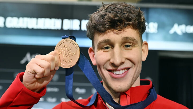 Lukas Britschgi strahlt mit seiner Goldmedaille im Hallenstadion