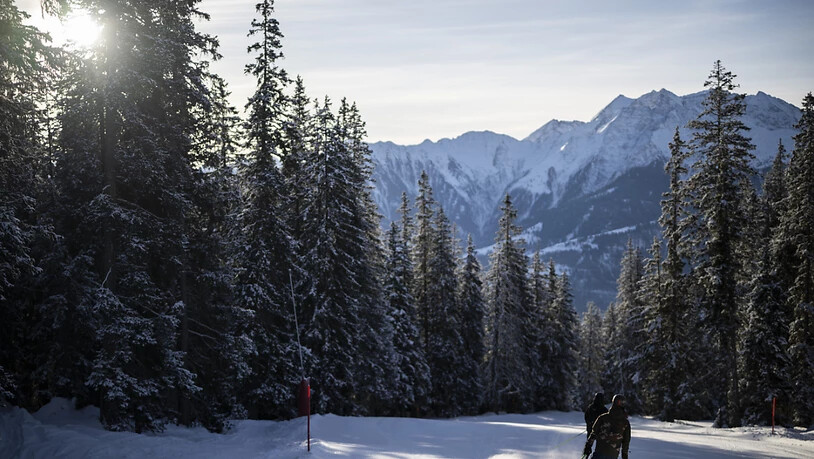 Wintersportler geniessen Wetter und Schnee am 4. Januar 2025 in Flims GR. Dank reichlich Neuschnee können die Bergbahnen auf eine sehr gute erste Hälfte der Wintersaison 2024/2025 zurückblicken.(Archivbild)