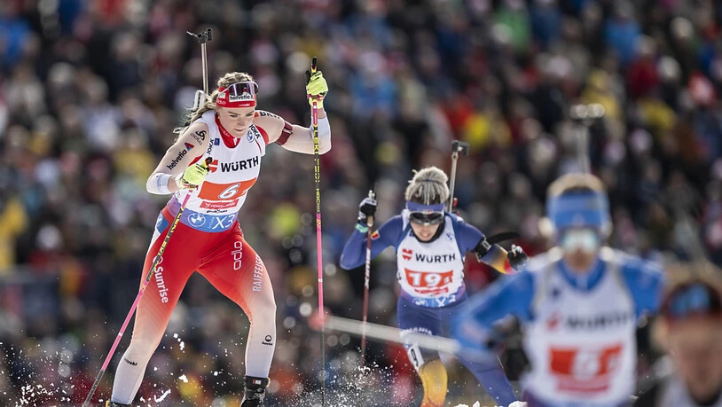 Startnummer 6, Platz 6: Die Schweizer Mixed-Staffel, hier mit Startläuferin Amy Baserga, zeigt zum Auftakt der Biathlon-WM in Lenzerheide vor voller Arena eine ordentliche Leistung