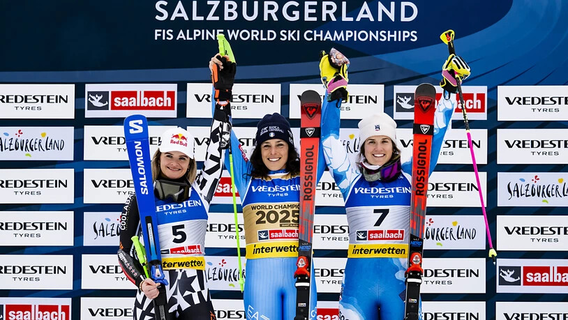 Federica Brignone kürt sich vor Alice Robinson (links) und Paula Moltzan zur Weltmeisterin im Riesenslalom