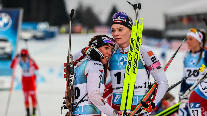 Amy Baserga (rechts) nimmt Lena Häcki-Gross nach deren Staffel-Einsatz in den Arm