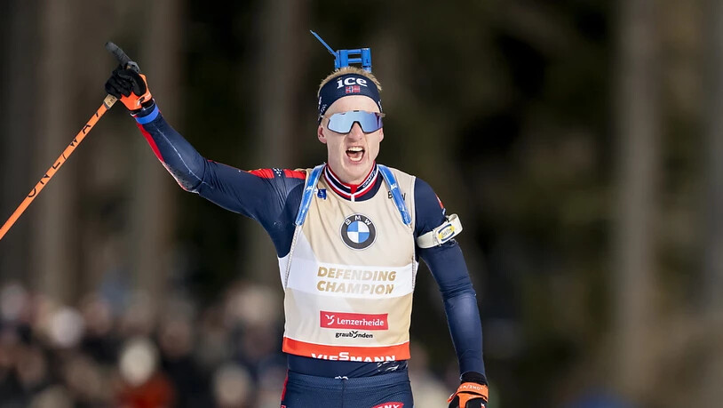Rekordweltmeister Johannes Thingnes Bö freut sich über die nächste Goldmedaille