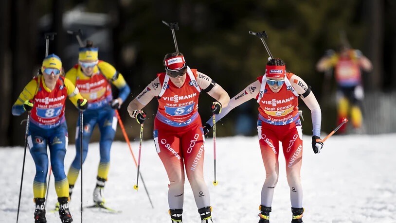 Aita Gasparin (links) übergibt nach zwei fehlerfreien Schiessen an die Schweizer Schussläuferin Lena Häcki-Gross