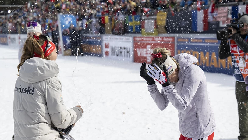 Champagnerdusche: Elisa Gasparin wird von ihren Teamkolleginnen gebührend verabschiedet
