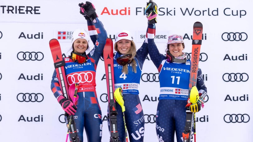 Siegerin Mikaela Shiffrin mit der zweitklassierten Kroatin Zrinka Ljutic (links) und ihrer US-Teamkollegin Paula Moltzan (rechts)