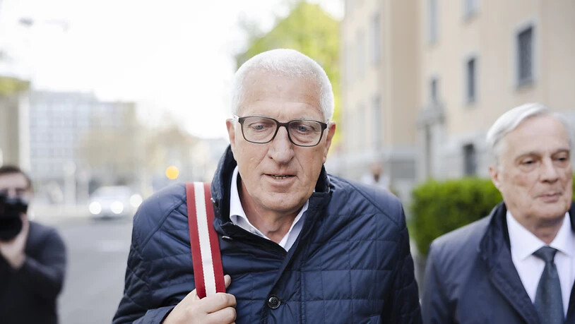 Der ehemalige Raiffeisenchef Pierin Vincenz, Mitte, nach der Urteilseröffnung des Bezirksgerichts Zürich im April 2022. Das Bundesgericht hat das vom Obergericht aufgehobene Urteil wieder in Kraft gesetzt.