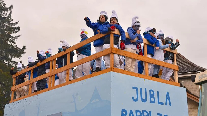 Schlümpfe auf dem Dach: Schlümpfendisko aus den Musikboxen.
