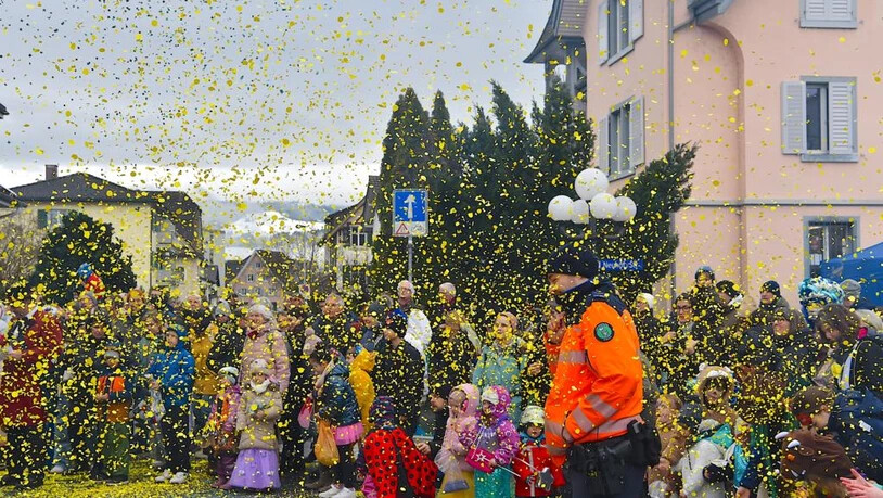 Auch die Polizei bekommt Konfetti ab.