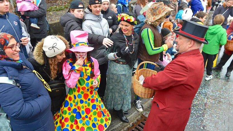 Alt Stadtpräsident Martin Stöckling am Würste verteilen: Ob der bekannte Wurstkranzbruder den Kindern ein Begriff ist?