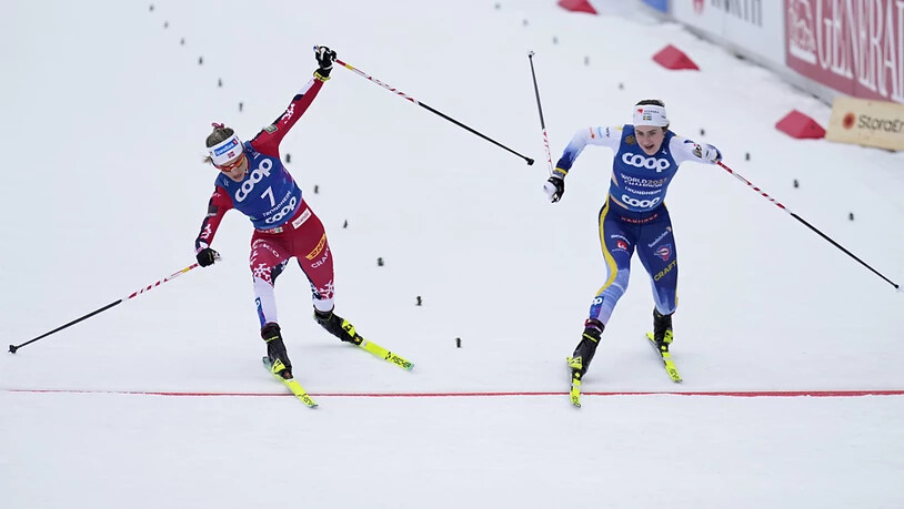 Dieses Rennen bewegt ganz Norwegen und Schweden: Therese Johaug (links) verliert den Sprint im Skiathlon gegen Ebba Andersson um ein paar Millimeter