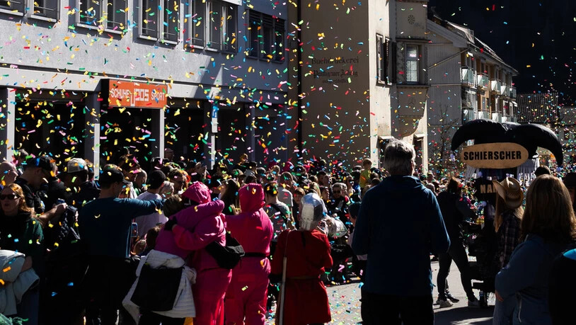 Das Konfetti macht die Schierscher Strassen schön bunt