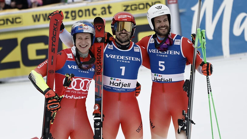 Loïc Meillard (Mitte), Marco Odermatt (links) und Thomas Tumler strahlen nach dem Dreier-Coup im Riesenslalom von Hafjell