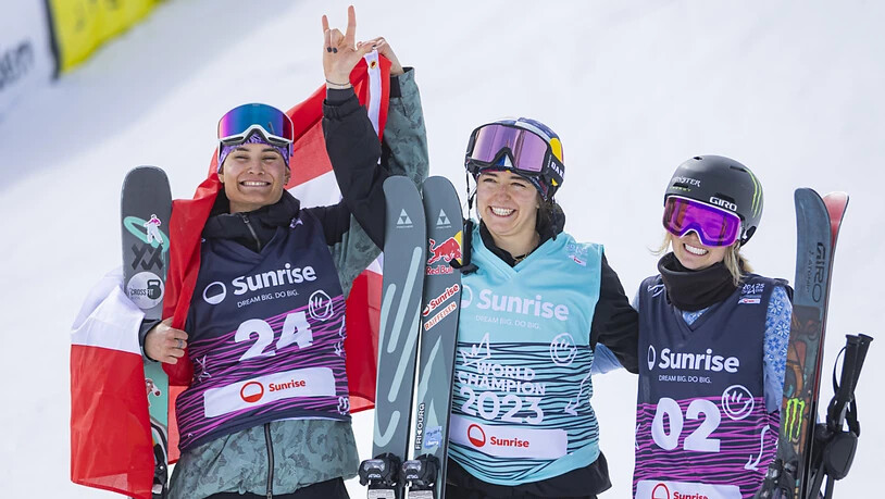 Mathilde Gremaud flankiert von der Silbermedaillengewinnerin Lara Wolf (links) und Megan Oldham (Bronze)