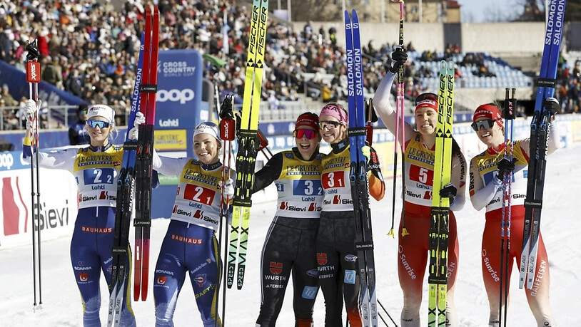 Anja Weber und Nadine Fähndrich (ganz rechts) winken bei der Siegerehrung dem Publikum zu