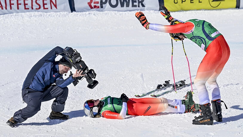 Ryan Regez (rechts) weiss, wem er seine zweite WM-Goldmedaille zu verdanken hat: Als der Triumph perfekt ist, verbiegt sich der Berner vor Fanny Smith
