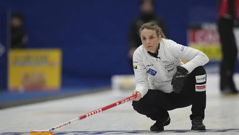 Der Schweizer Skip Silvana Tirinzoni schaut kritisch einem gespielten Stein nach