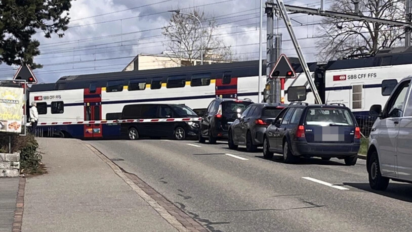 Der Lenker des Wagens zwischen den Bahnschranken hatte grosses Glück.