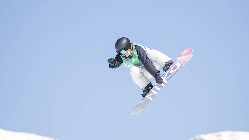 Die Schweizer Freestyle-Snowboarderin Ariane Burri in Aktion