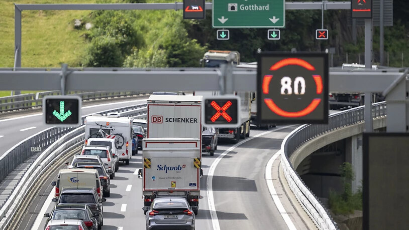 Die Autos stauten sich am Samstagmorgen vor dem Gotthard. (Archivbild)
